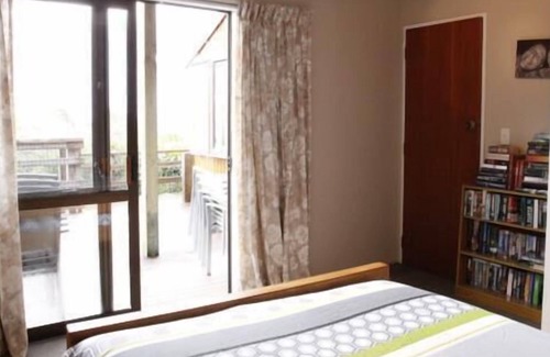 Pukawa House | Panoramic Pukawa getaway - pet friendly