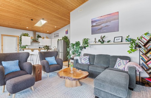 Ucluelet House | Panoramic Rainforest & Ocean Views, Fire Pit & EV Plug in Ucluelet