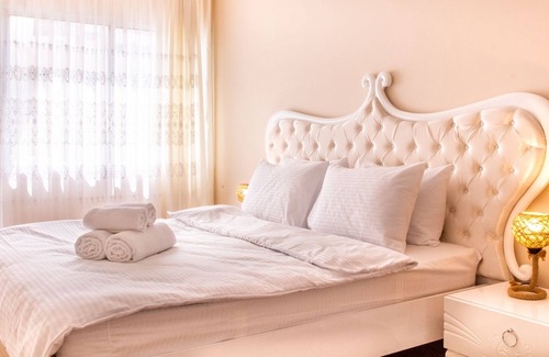 Konak Apartment | Panoramic Sea View Flat w Balcony in Izmir Konak