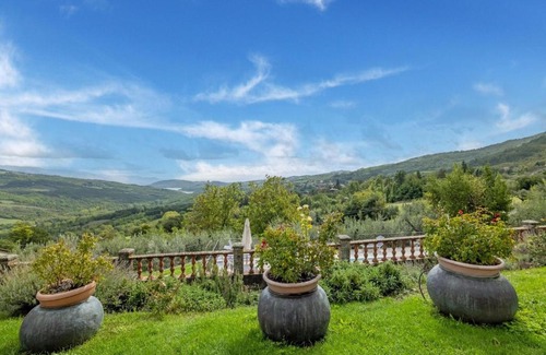 Caprese Michelangelo House | Panoramic stone apartment with swimming pool