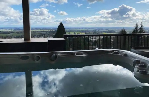 Dundee House | Panoramic Valley Views w. Hot Tub/covered deck