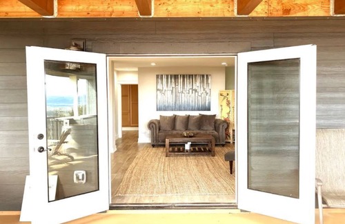 Dundee House | Panoramic Valley Views w. Hot Tub/covered deck