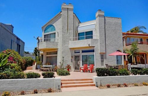 Crown Point House | Panoramic View Bayfront Gem 3BR