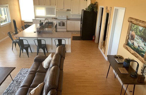 Homer House | PANORAMIC VIEW OF KENAI MOUNTAINS AND HOMER SPIT
