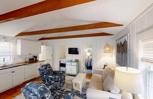 South Dennis Cottage | Panoramic views and pond access