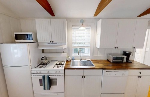 South Dennis Cottage | Panoramic views and pond access