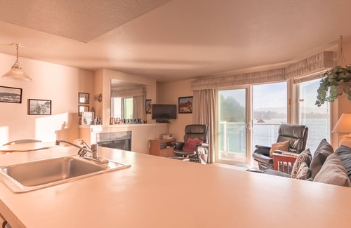 Lincoln City Condo | Panoramic Views From this Bay Front Condo, Steps to Dining and Shopping!