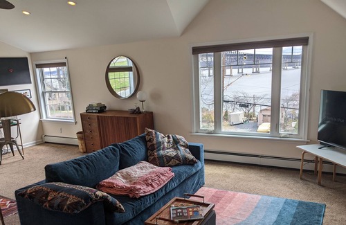Newburgh House | Panoramic views from a spacious mid-century home