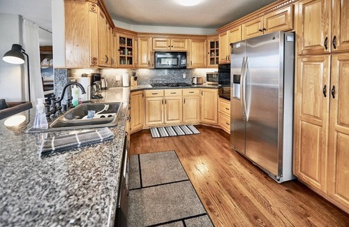 Thousand Oaks House | Panoramic Views, Hot tub, Sauna, EV chargers, Parking, Table Tennis, Fway close.