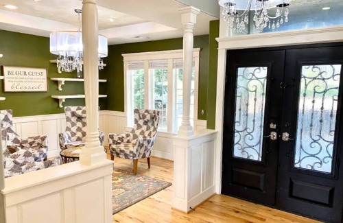 Dundee House | Panoramic Views, Hot tub, gas fireplace, luxurious