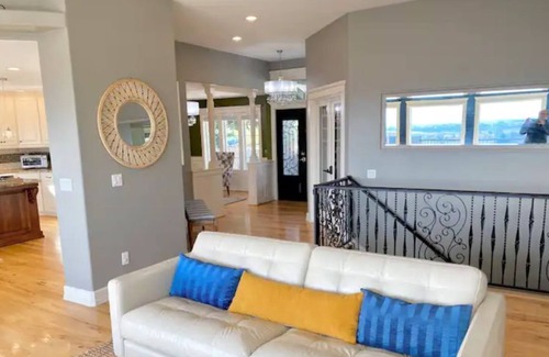 Dundee House | Panoramic Views, Hot tub, gas fireplace, luxurious