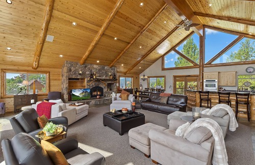 Castle Glen Estates House | Panoramic views, Lake and Mountains. Hot tub, Playground, Firepit, Game room.