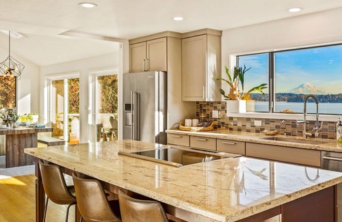 Burley House | Panoramic views of Mount Rainier and Henderson Bay