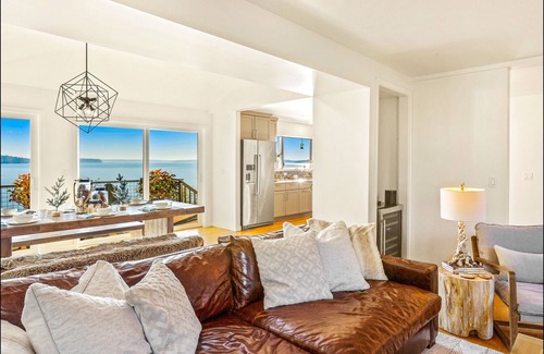 Burley House | Panoramic views of Mount Rainier and Henderson Bay
