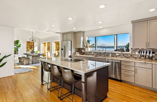 Burley House | Panoramic views of Mount Rainier and Henderson Bay
