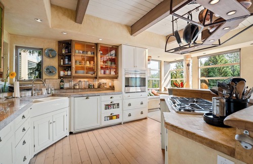 Blueberry Hill Apartment | Panoramic views | Private hot tub | BBQ | Parking