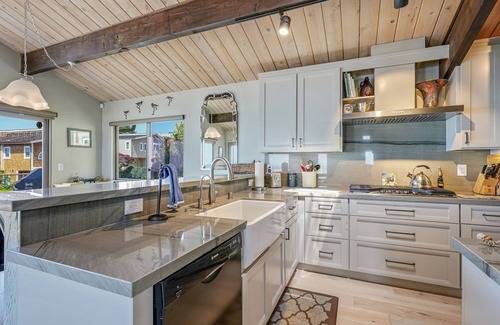 La Selva Beach House | Panoramic Views of the Monterey Bay!1 minute Walk to a Quiet Beach.