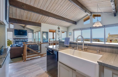 La Selva Beach House | Panoramic Views of the Monterey Bay!1 minute Walk to a Quiet Beach.