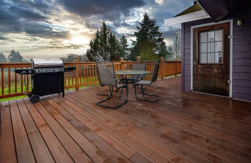 Dundee House | Panoramic Vineyard Views, Pet Friendly, New Deck, Game Room, Ping Pong, Darts, Walk to Vineyards