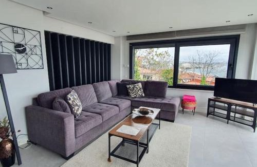 Kabatas Apartment | Panoramik boğaz manzaralı daire