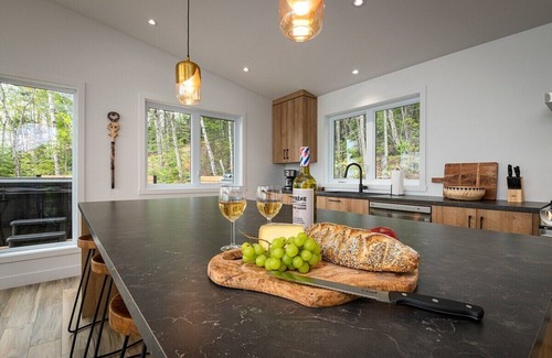 Les Eboulements Ski Chalet | Panoramique 156: Breathtaking Views & Spa