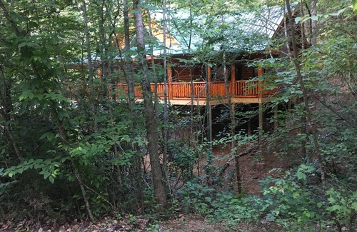Gatlinburg - Pigeon Forge Cabin | Papa Bear’s Retreat, Cedar Falls, 2 BD, 3 BA, Queen Bunk Bed in loft, Fireplaces