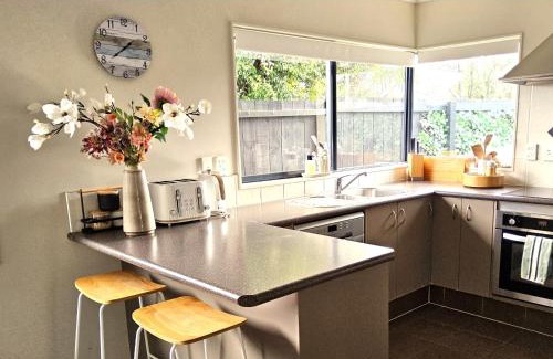 Papamoa Beach House | Papamoa Waves - Seaside Getaway