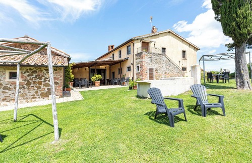 Chianciano Terme Apartment | 'Papavero' Room with Mountain View, Shared Pool and Wi-Fi