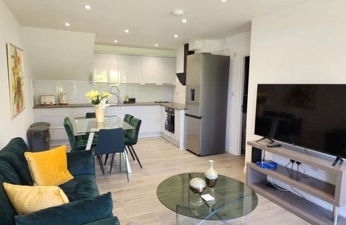 Kidlington Apartment | Paradigm Court, Modern 3-Bedroom Apartment Oxford