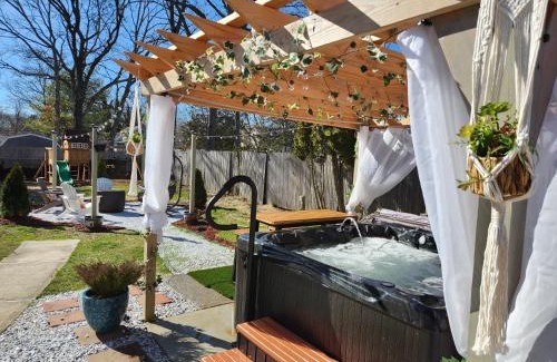 Mastic House | Paradise Citadel, Sauna, Htd pool hottub Golf Basketball