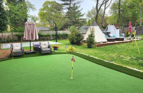 Mastic House | Paradise Citadel, Sauna, Htd pool hottub Golf Basketball