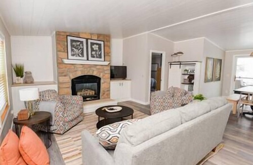Pelican Rapids House | Paradise Cove: Serene Getaway w/Direct Lake Access