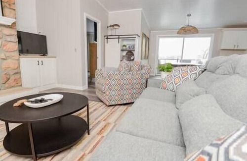 Pelican Rapids House | Paradise Cove: Serene Getaway w/Direct Lake Access