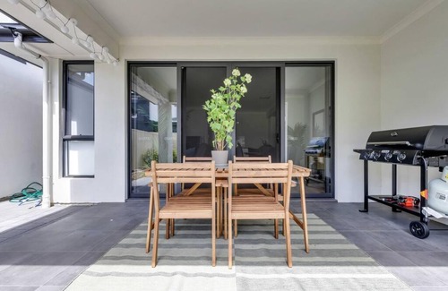 Paradise House | Paradise Family Home, Close to CBD & Amenities