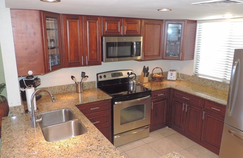 Kahaluu Bay Condo | Paradise found 2 bed, 2 bath renovated condo @ White Sands Village-Magic Sands