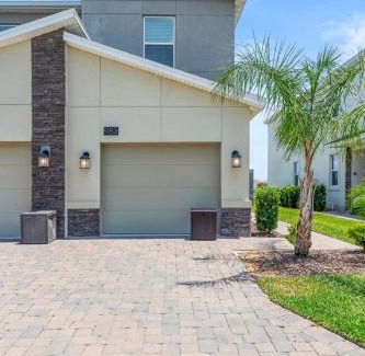 Almont House | Paradise Home 20 Mins to Disney with Pool and Waterpark on Property
