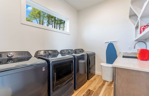 Mount Mourne House | Paradise Peninsula by AvantStay | Waterfront | Private Beach, Hot Tub, View