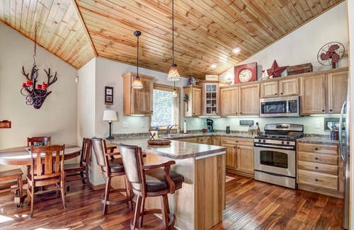 Holcombe Cabin | Paradise Point on Lake Holcombe!