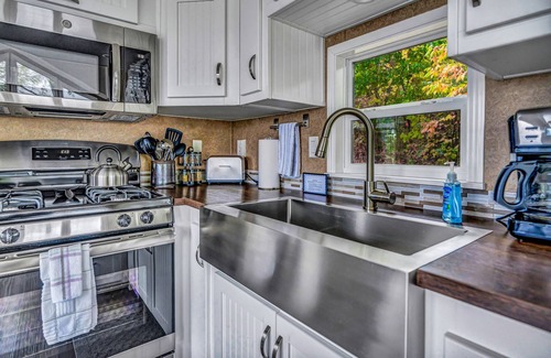 De Soto Cabin | Paradise Point- Sleeps 4 HOT TUB