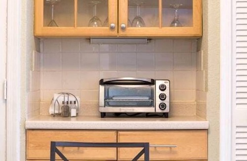Pompano Beach Apartment | Paradise Shores #7 | 1 block to beach | perfect for remote work!