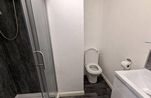 Barrow-in-Furness House | Paradise Street Contractor Haven - Centrally Located Double En Suite Room