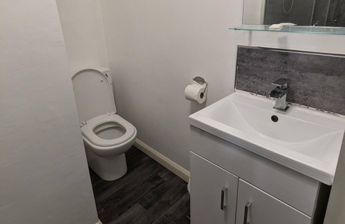 Barrow-in-Furness House | Paradise Street Contractor Haven - Centrally Located Double En Suite Room
