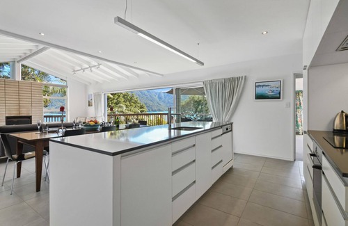 Ngakuta Bay House | Paradise View - Momorangi Bay Holiday Home