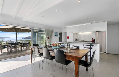 Ngakuta Bay House | Paradise View - Momorangi Bay Holiday Home