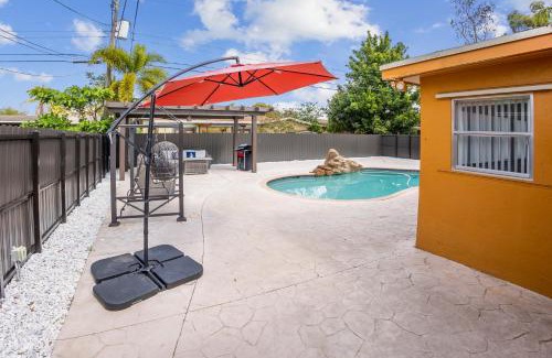 Sunrise House | Paradise with private pool Sleeps 10 near the beach