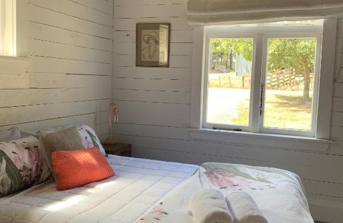 Waipukurau House | Paratu Farm Cottage in a quiet rural setting.