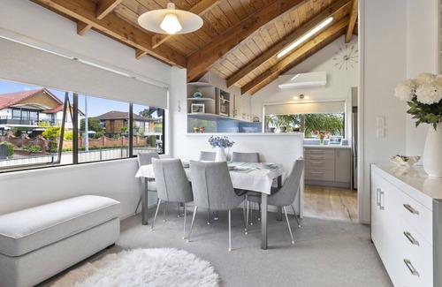 Half Moon Bay House | PARII - HALF MOON BAY HOLIDAY HOME, family friendly in Auckland City
