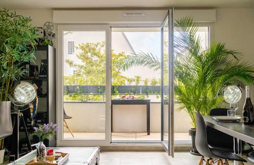 Bagnolet Apartment | Paris I 77m Cosy luxe I Near by subway 11 & airport