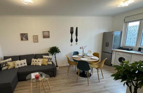 14th Arrondissement Apartment | PARIS-MONTROUGE Magnifique Appartement 2 pièce de 36m2 - très cosy pour 1 à 5 personnes refait à neuf - ENTIRE APARTMENT LUXIRIOUS AND WARM - Montrouge Paris 14ème - Proche Aéroport Orly & Parc Expositions Porte de Versailles FREE WIFI GRATUIT