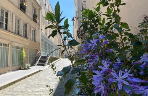 Quartier de Rochechouart Apartment | Paris Sacré Cœur Arev Sur les pas d Emily in Paris